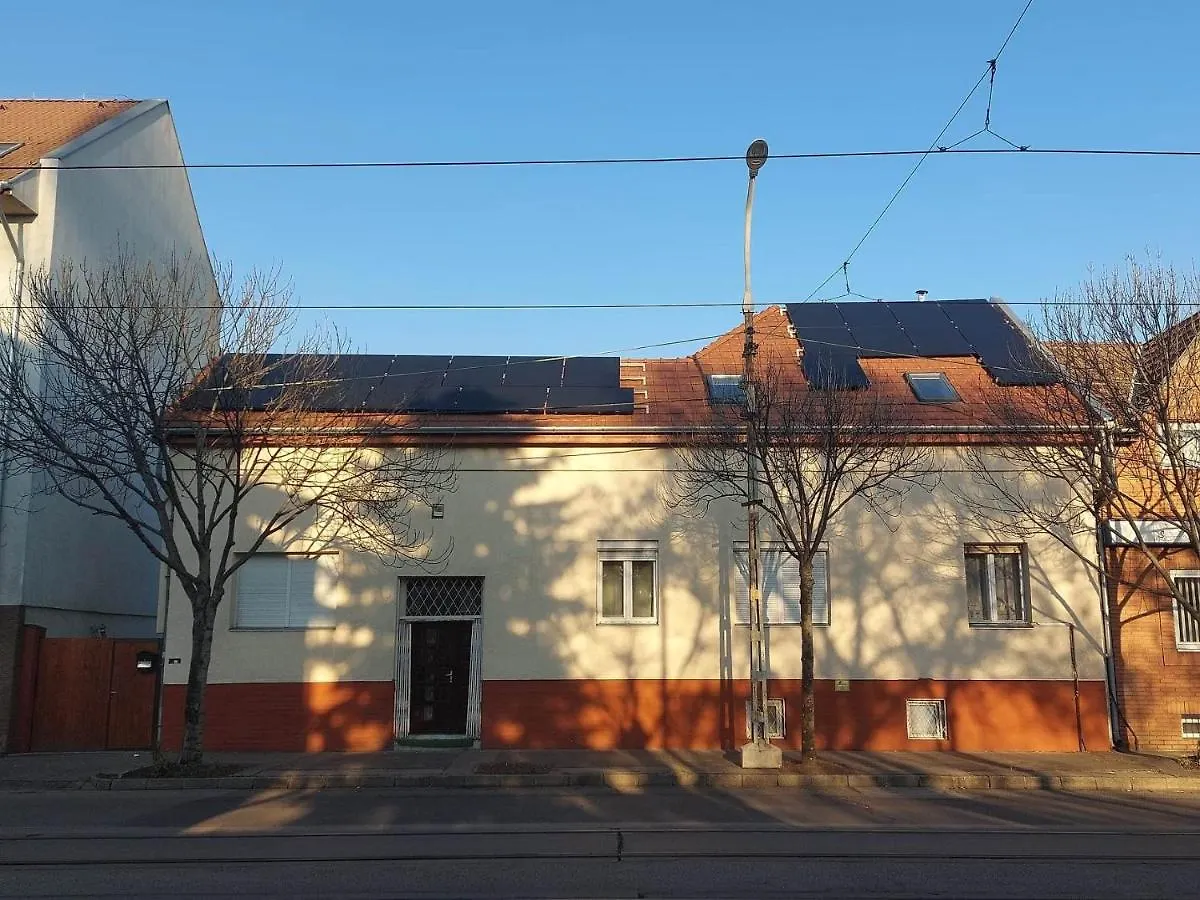 Red Locomotive Apartment بودابست المجر